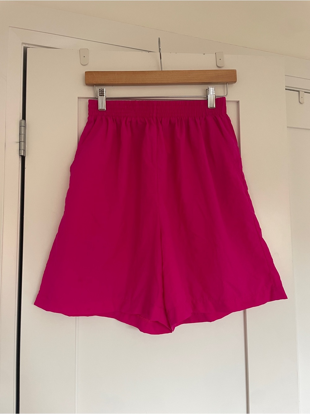 Women's 1980s High-Waist Elastic Shorts in Fuchsia